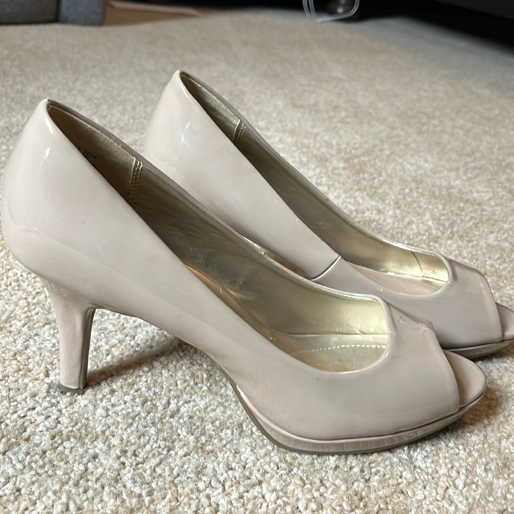 Bandolino B Flexible heels. Nude. Open toe 7.5 M